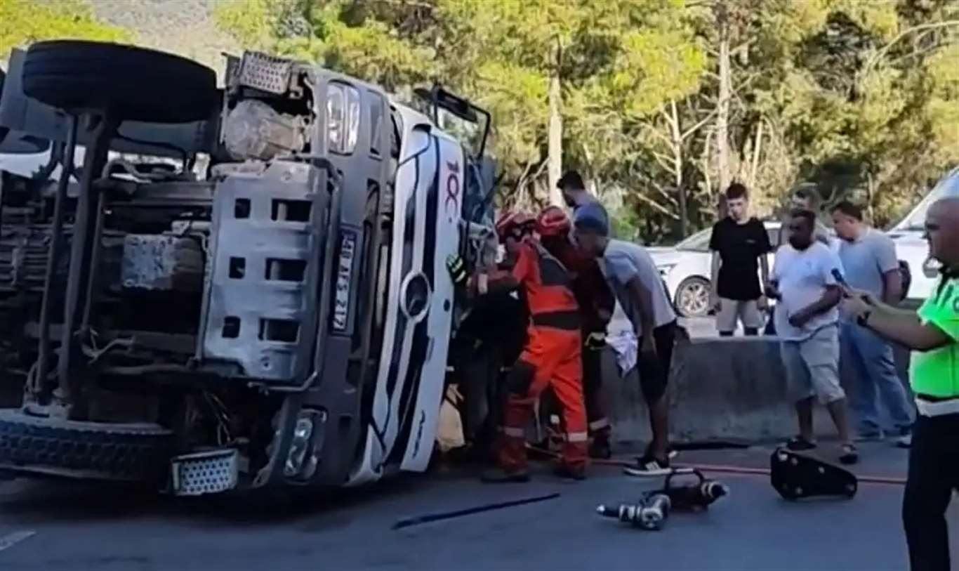       Beton mikseri devrildi, sürücü ağır yaralandı haberi