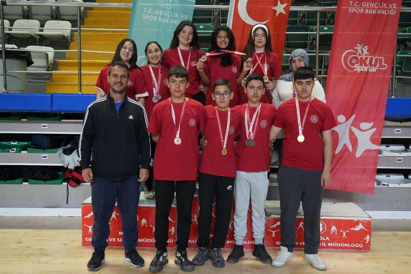 Bilek güreşi yarışmalarında ilk madalyalarını aldılar haberi