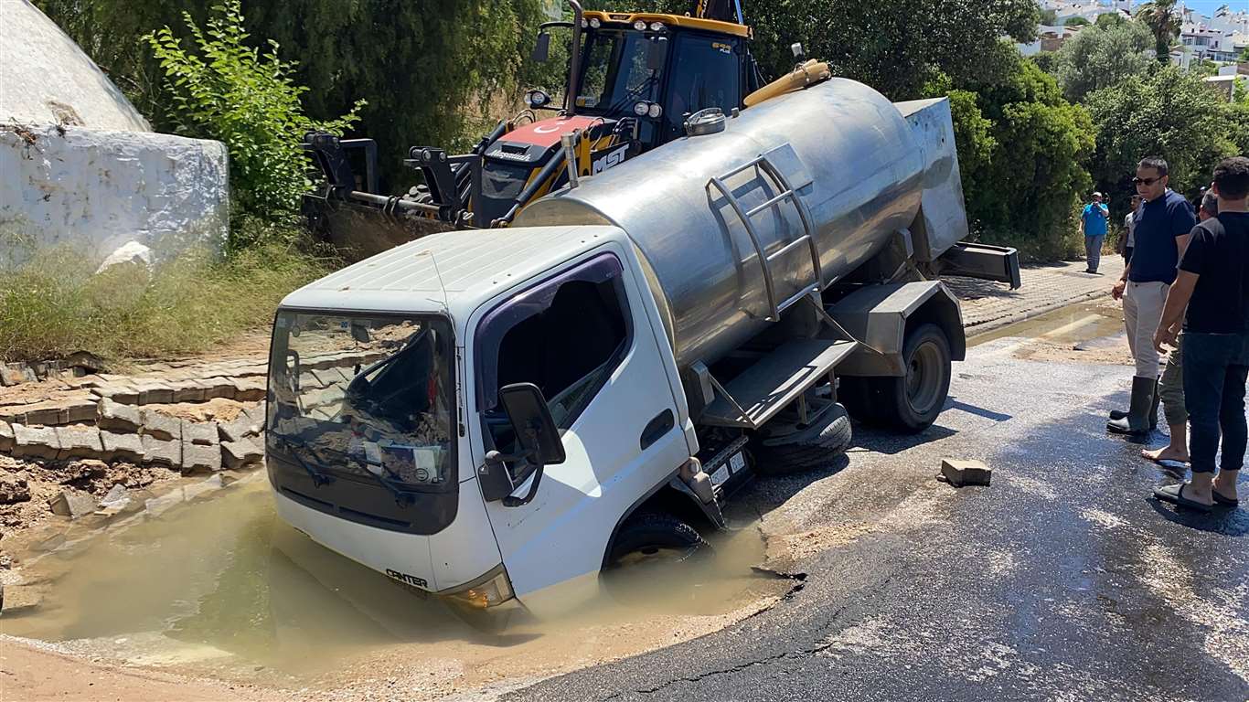 Bodrum'da isale hattı patladı, tanker çukura düştü haberi