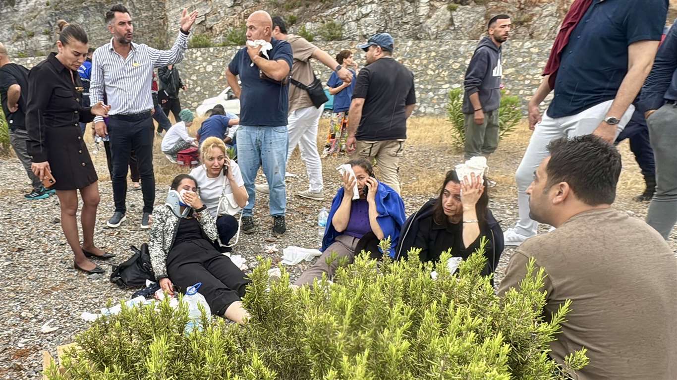    Bodrum'da Minibüsle otomobil çarpıştı, 15 kişi yaralandı haberi