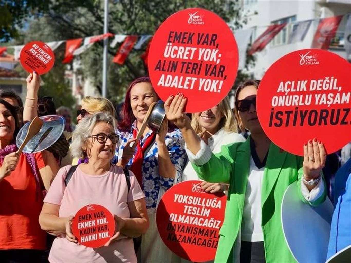 Boş tencerelerle yürüyüp hükümeti protesto ettiler haberi
