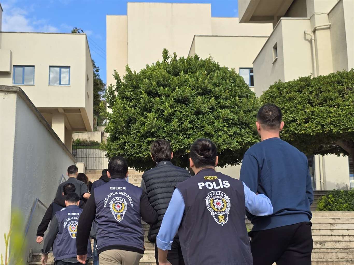    Bungalov kiralama vaadiyle vatandaşları dolandıran şebeke çökertildi haberi