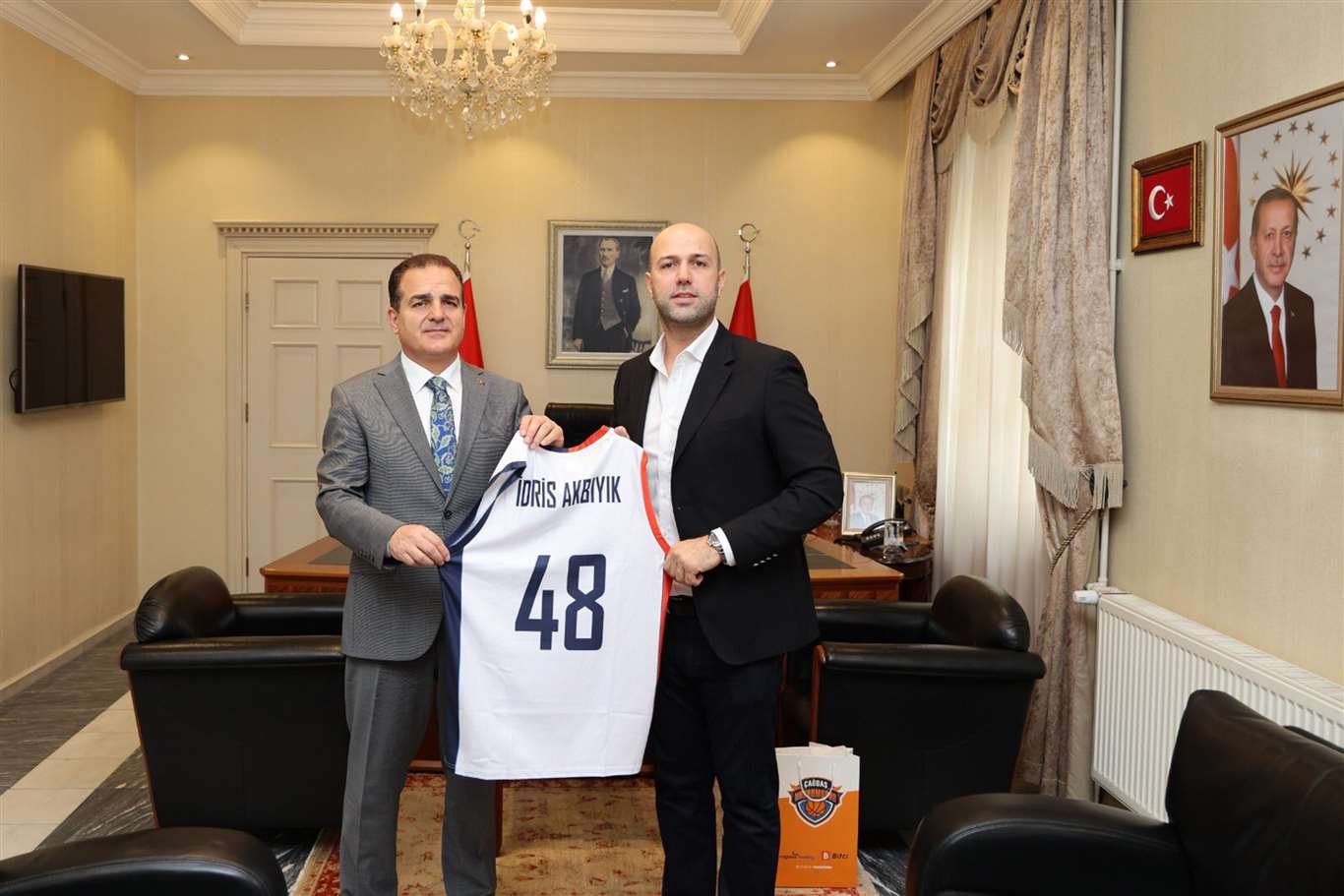       Çağdaş Bodrumspor Basketbol Kulübü Başkanı Çağlar'dan Vali Akbıyık'a ziyaret haberi
