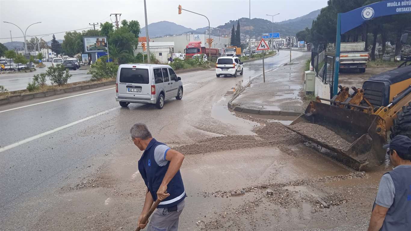       Bodrum'da belediye ekipleri yağışlara karşı teyakkuzdaydı haberi