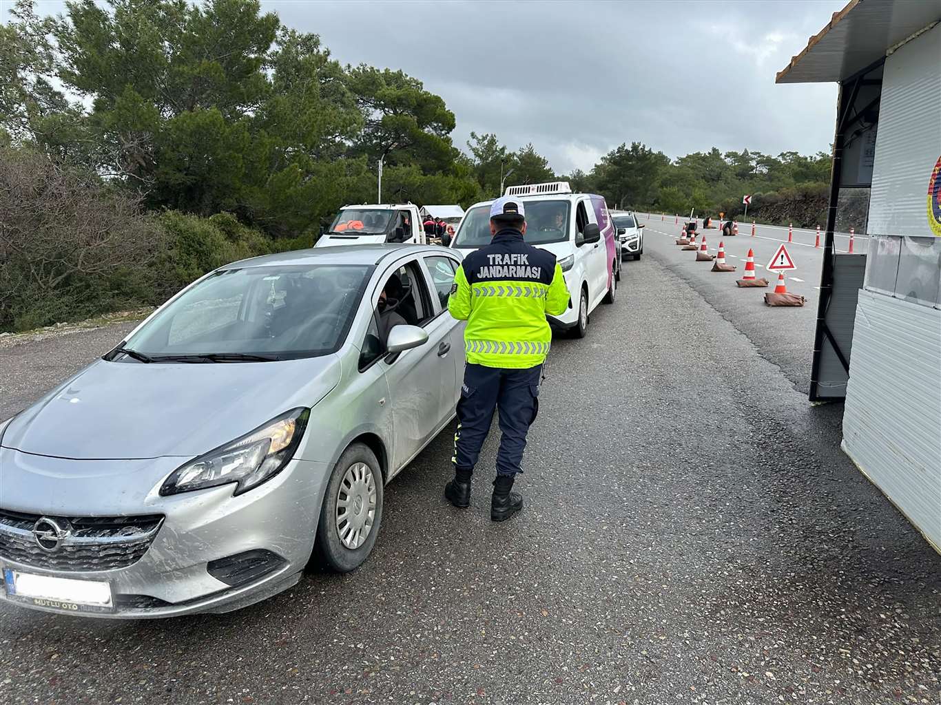 Jandarma denetimlerinde çeşitli suçlardan aranan 35 şahıs tutuklandı haberi