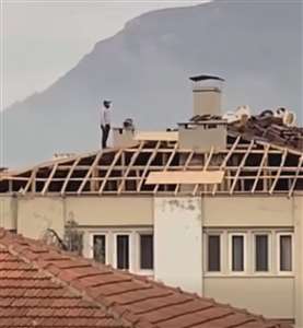 Çatıda bir an, tarihe geçen saygı haberi