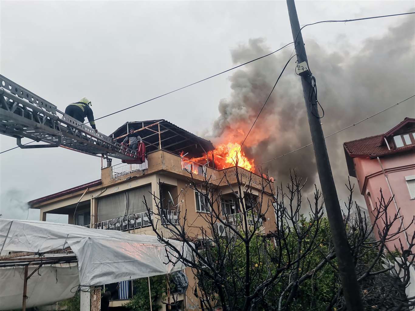    Çatı katında çıkan yangın, evi kullanılamaz hale getirdi haberi