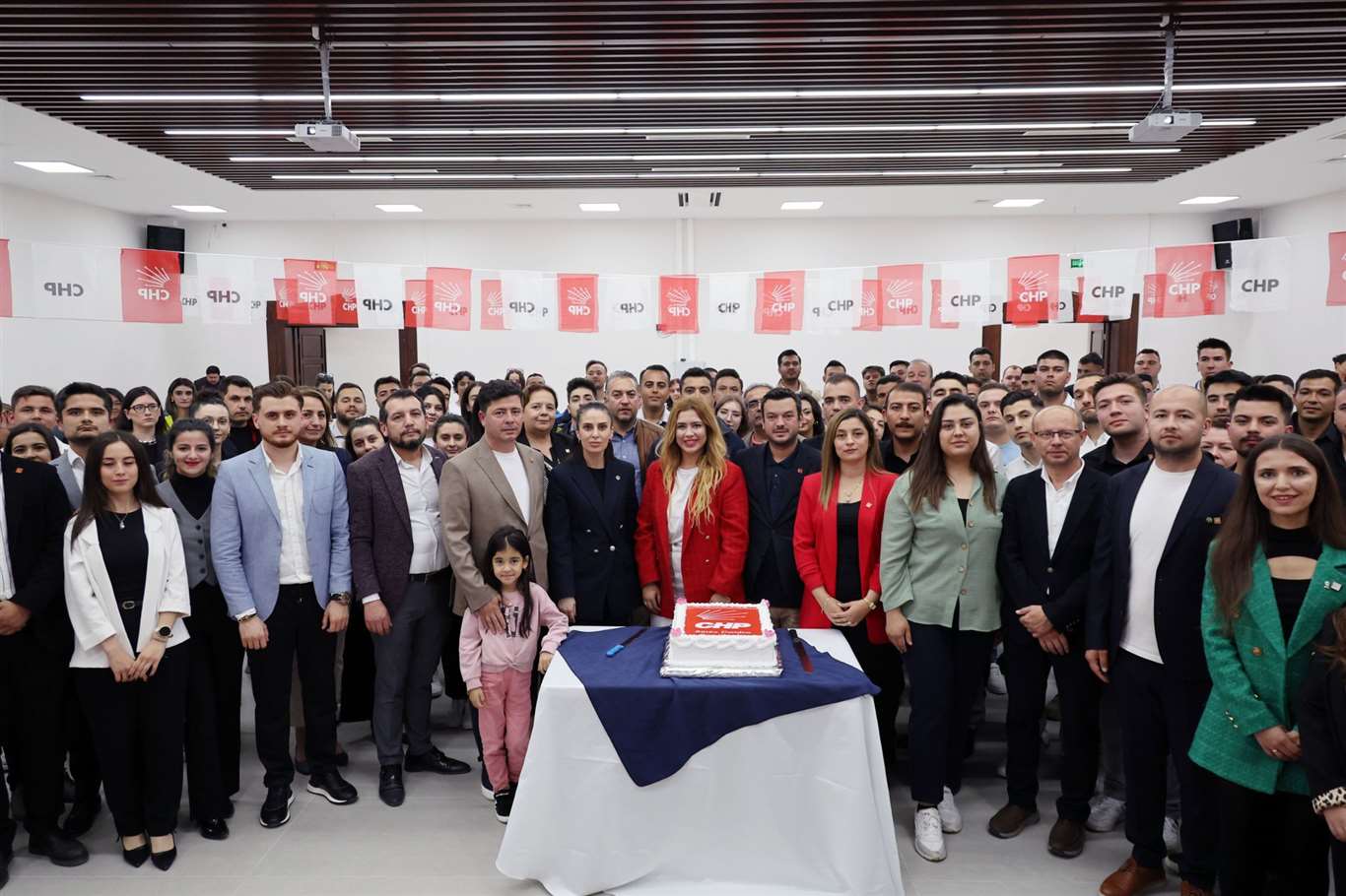 CHP'den 19 Mayıs'a anlamlı kutlama: Genç üyelere rozet töreni haberi