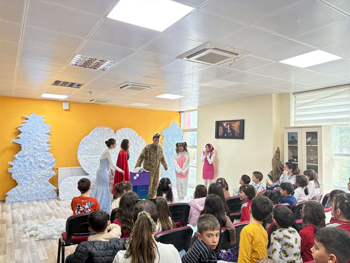    Menteşe'de çocuklara masal dünyası: Gönüllü gençlerden tiyatro gösterisi haberi