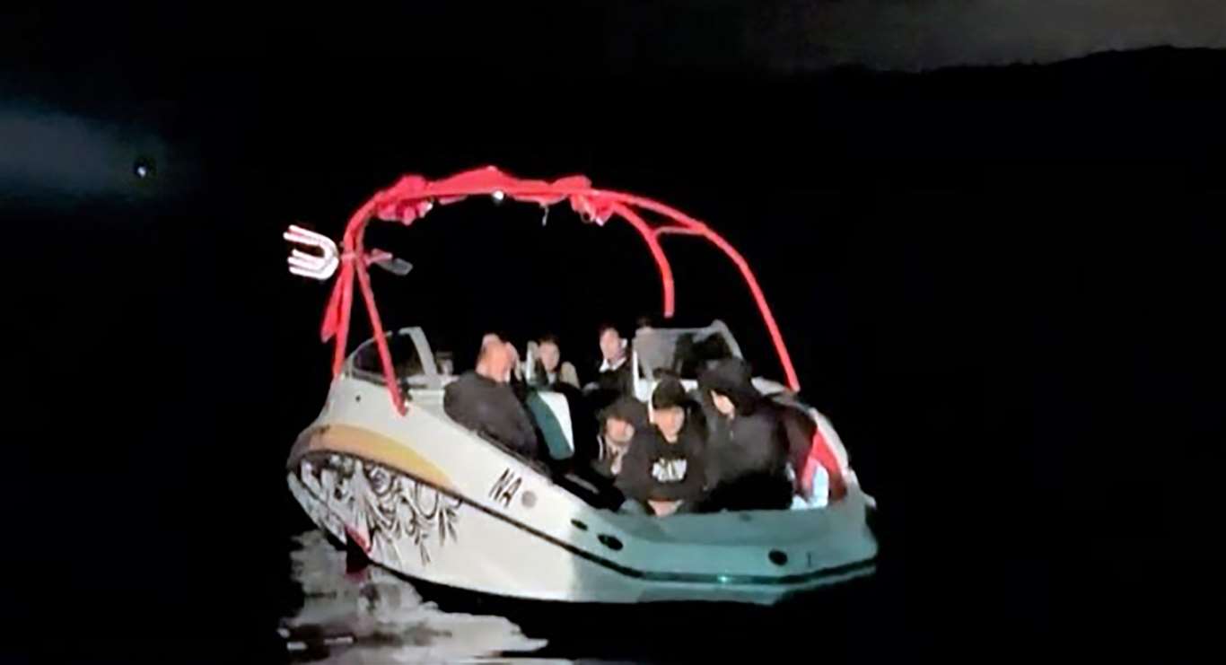 Datça açıklarında 8'i çocuk 19 düzensiz göçmen kurtarıldı haberi