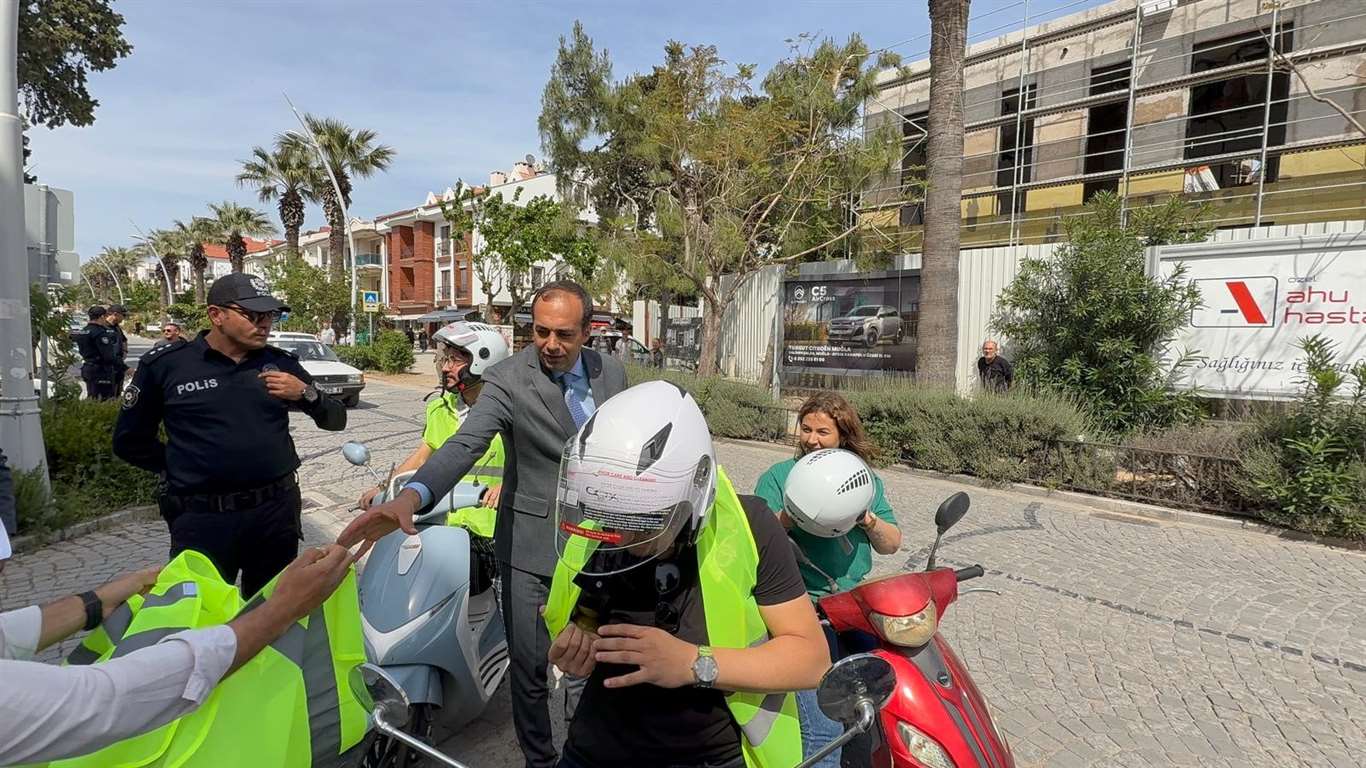  Datça'da motosiklet sürücülere ücretsiz kask dağıtıldı haberi