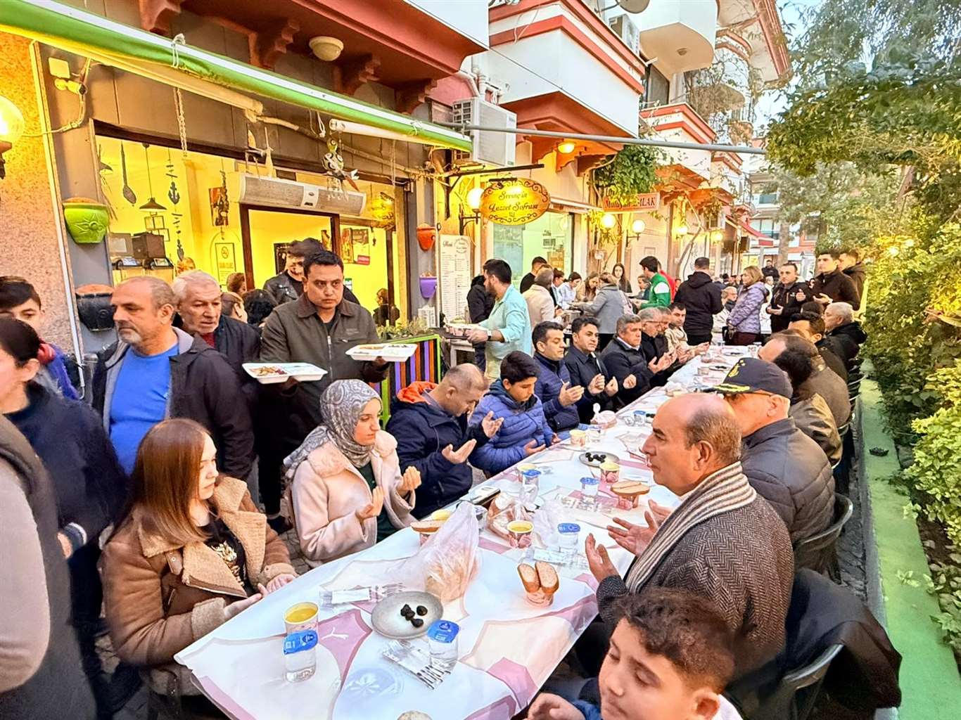          Datça'da 86. Sokak esnafından 400 kişilik iftar haberi