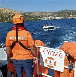 Bodrum'da içinde iki kişi bulunan ve sürüklenen tekne KIYEM ekiplerince kurtarıldı haberi