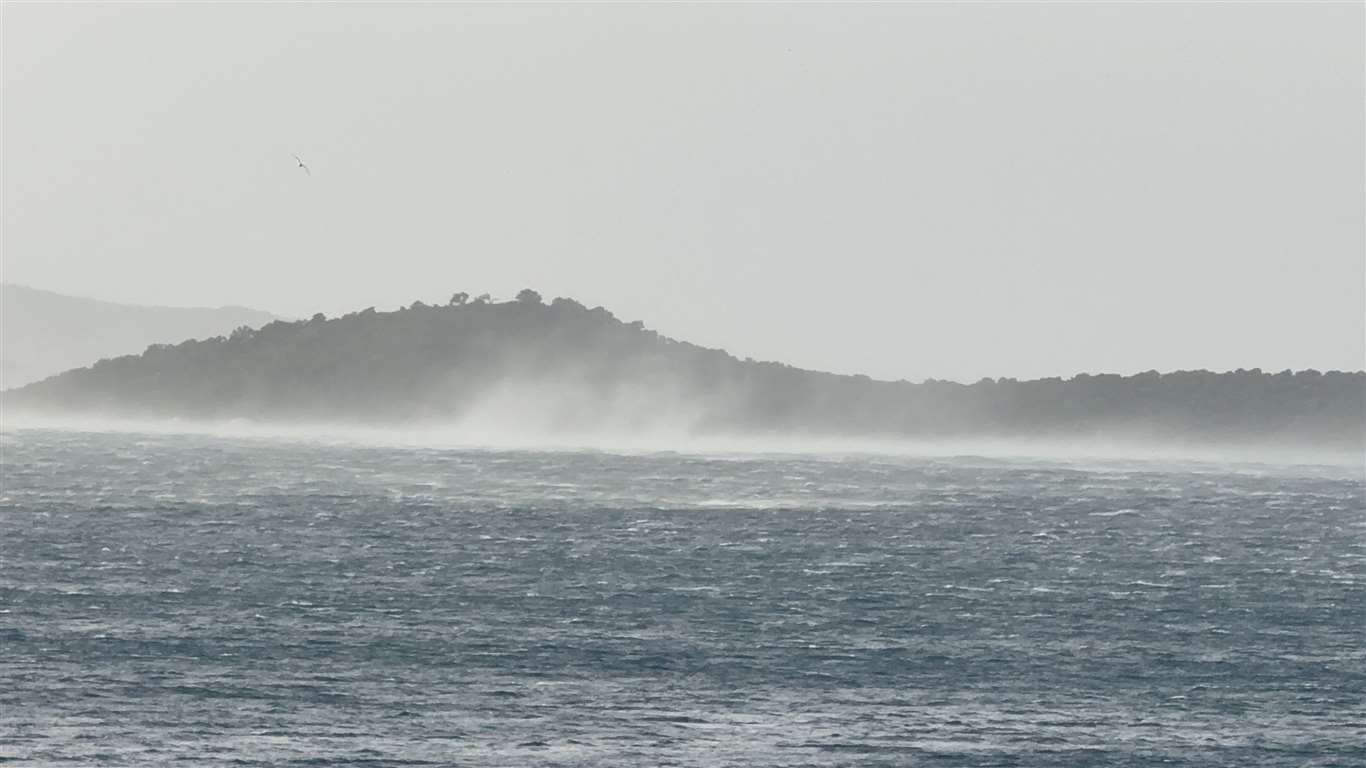 Bodrum'da fırtınada deniz ortasındaki doğa olayı görenleri şaşırttı haberi