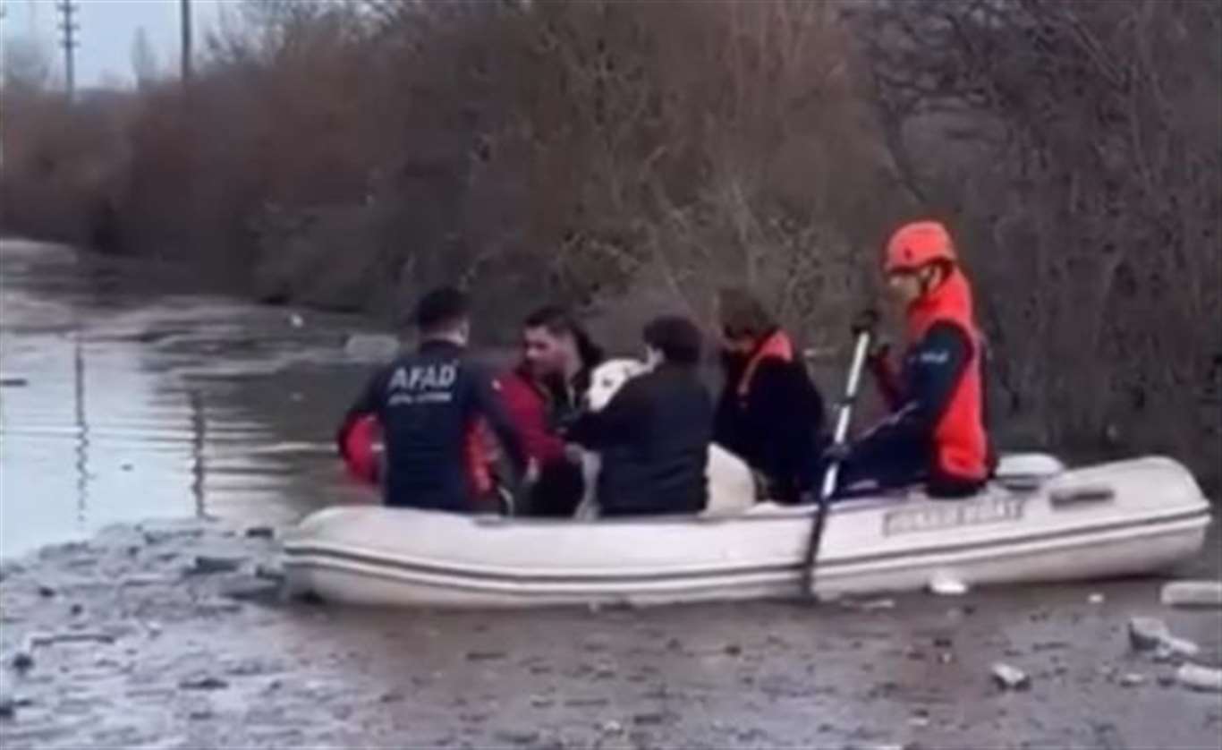 Dere yatağında mahsur kalan 5 kişi kurtarıldı haberi