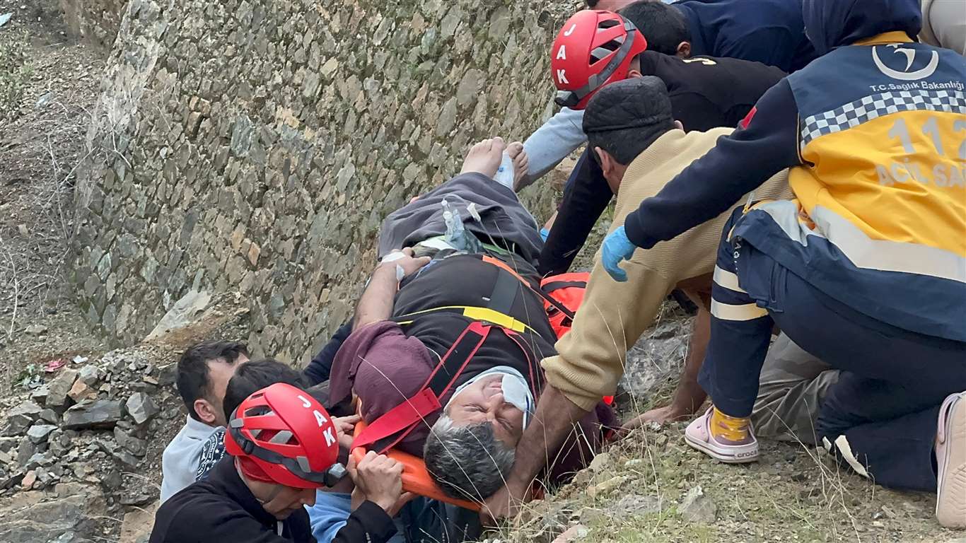 Dereye uçan motosiklet sürücüsünü JAK kurtardı haberi