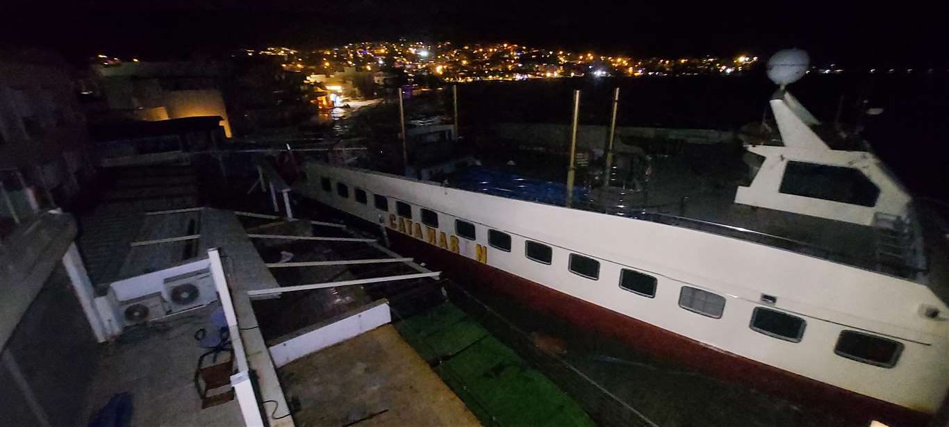       Yüzer Disko Club Catamaran fırtınaya dayanamadı, işletmelere çarptı haberi