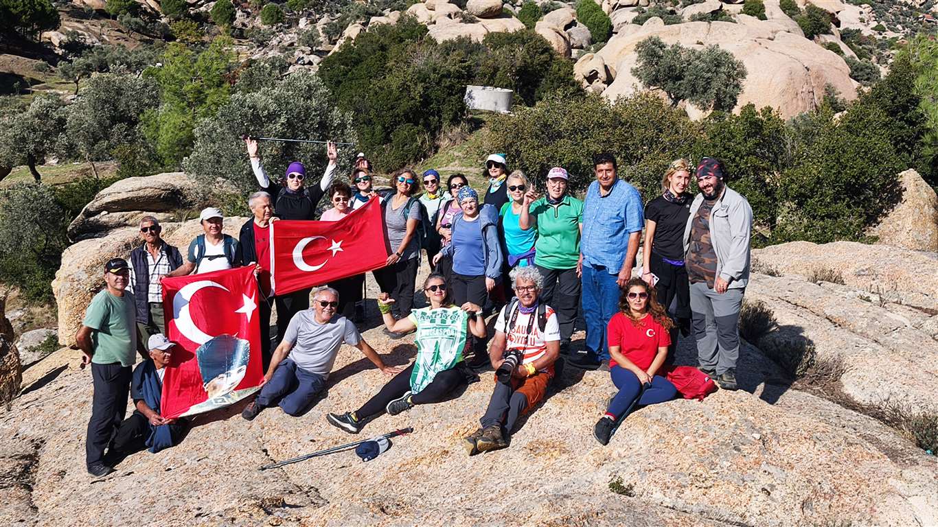 Doğa tutkunları milyar yıllık kayaları keşfetti haberi