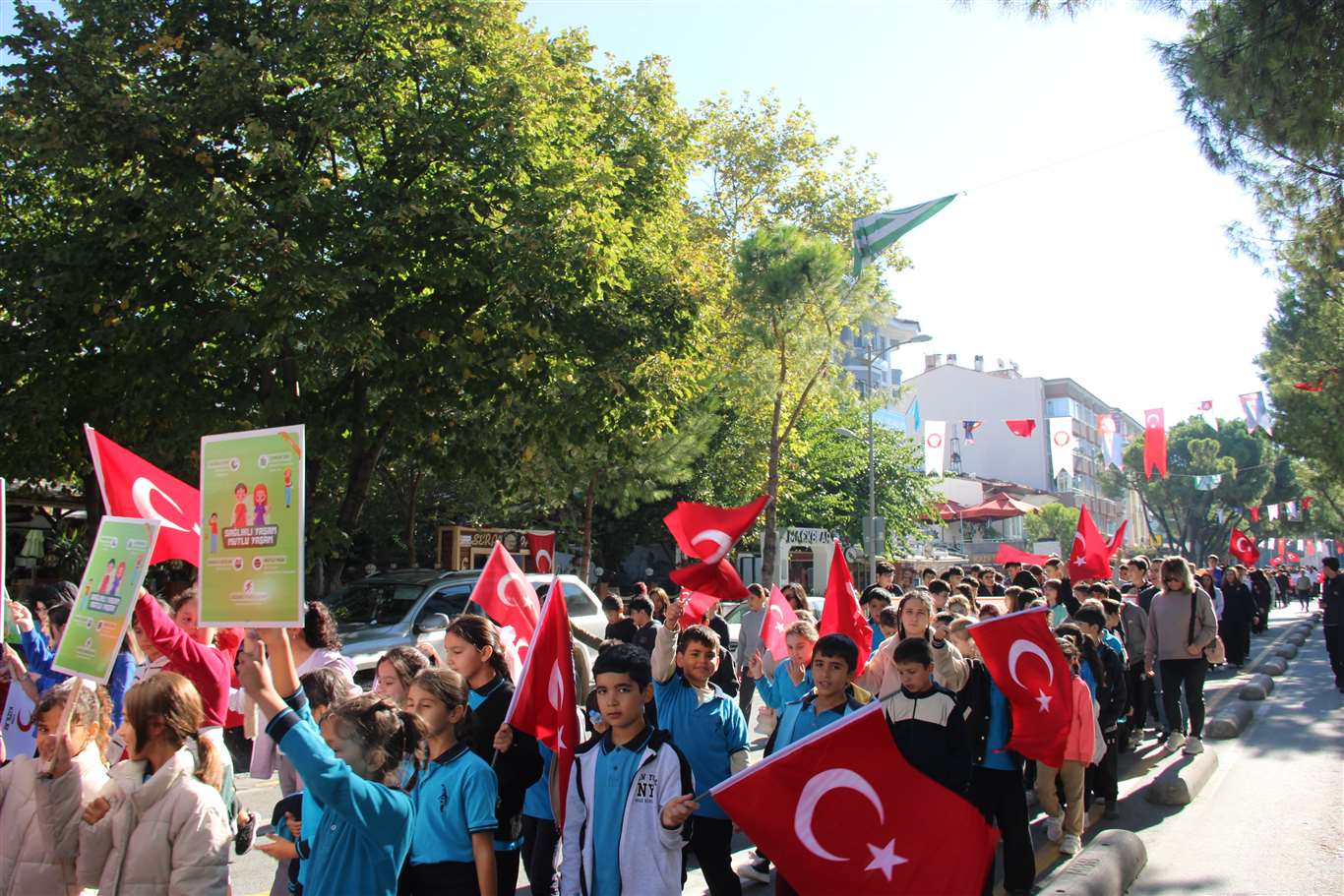 Öğrenciler Dünya Yürüyüş Günü'nde sağlık için yürüdü haberi