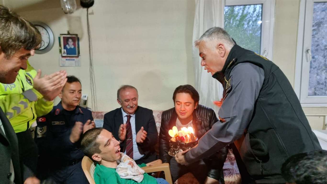 Bedensel engelli kardeşlerin polis ve asker olma hayali gerçek oldu haberi