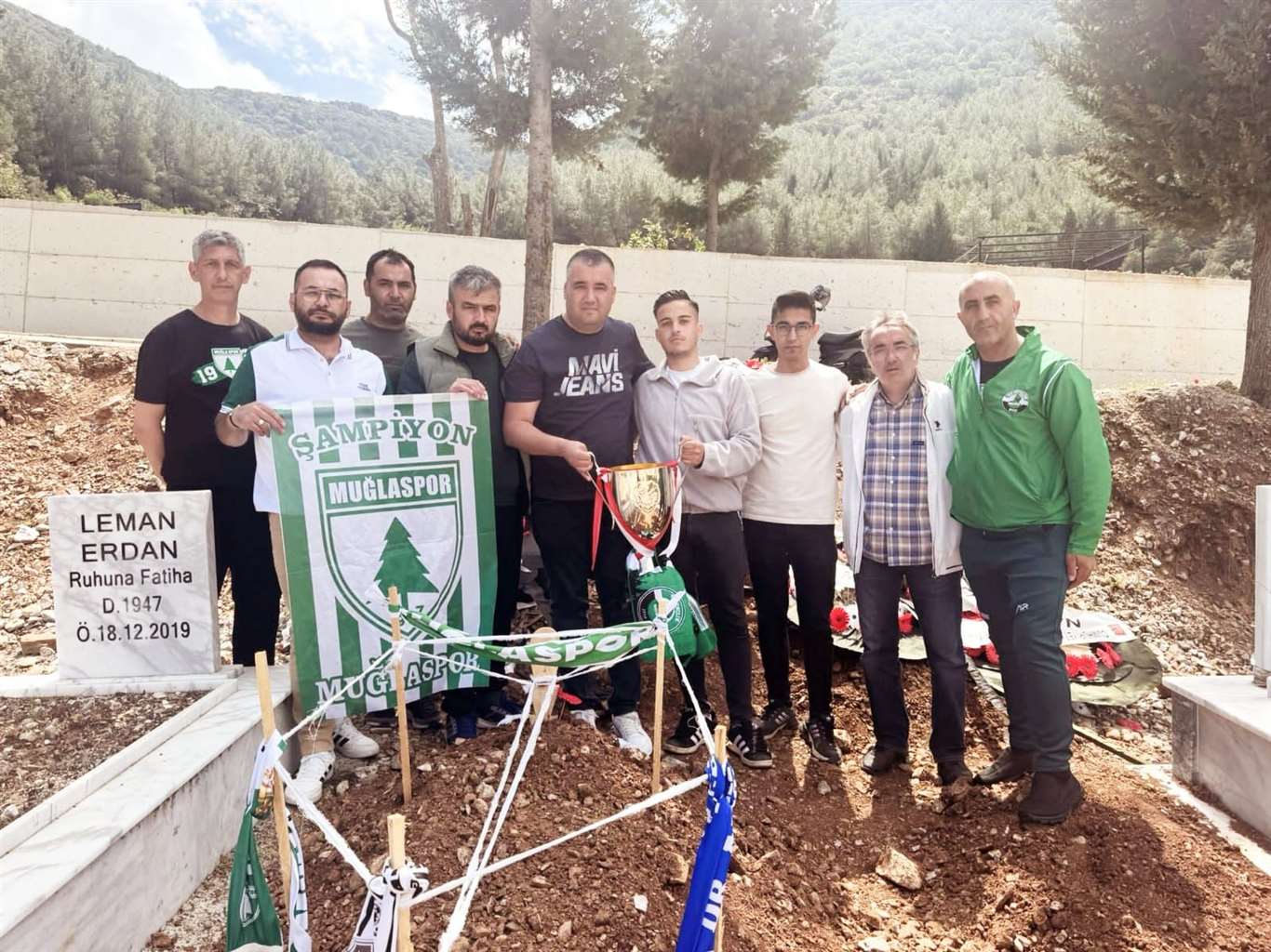  Şampiyonluk sonrası Erdan'ın kabrini ziyaret ettiler haberi