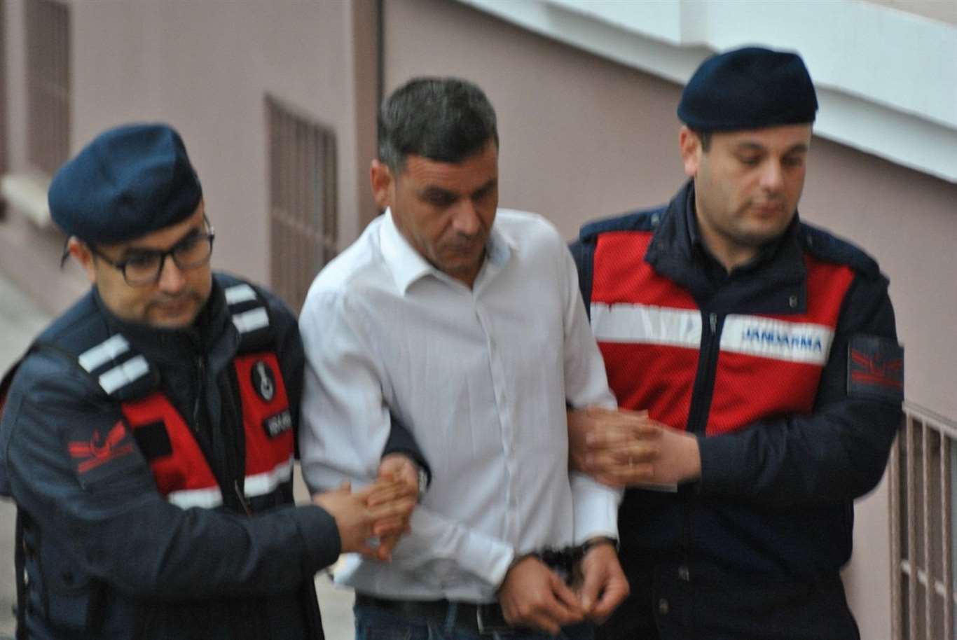 Eşini sokak ortasında öldüren sanığa 24 yıl hapis cezası haberi