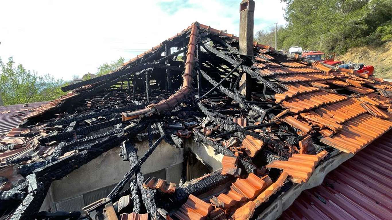       Elektrik aksamından çıkan yangın çatıda hasara neden oldu haberi