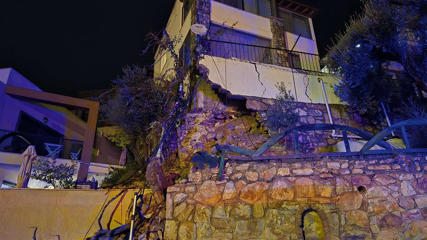 Ev ve iş yerlerini su bastı, 9 kişi tahliye edildi haberi