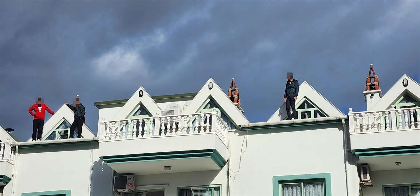       Ev sahibini çatıya çıkıp protesto ettiler haberi