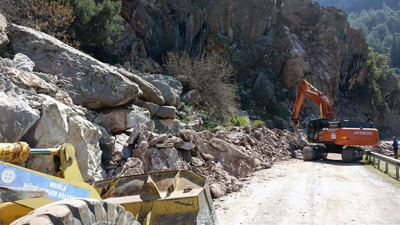    Fethiye'de kaya düşmesi sonucu Faralya yolu ulaşıma kapandı haberi