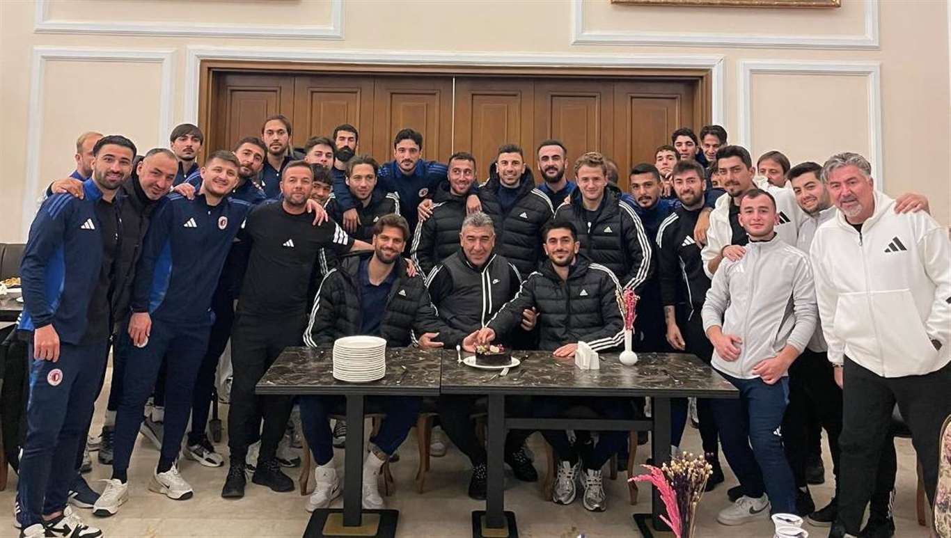    Fethiyespor'da dört futbolcuya kampta doğum günü sürprizi haberi