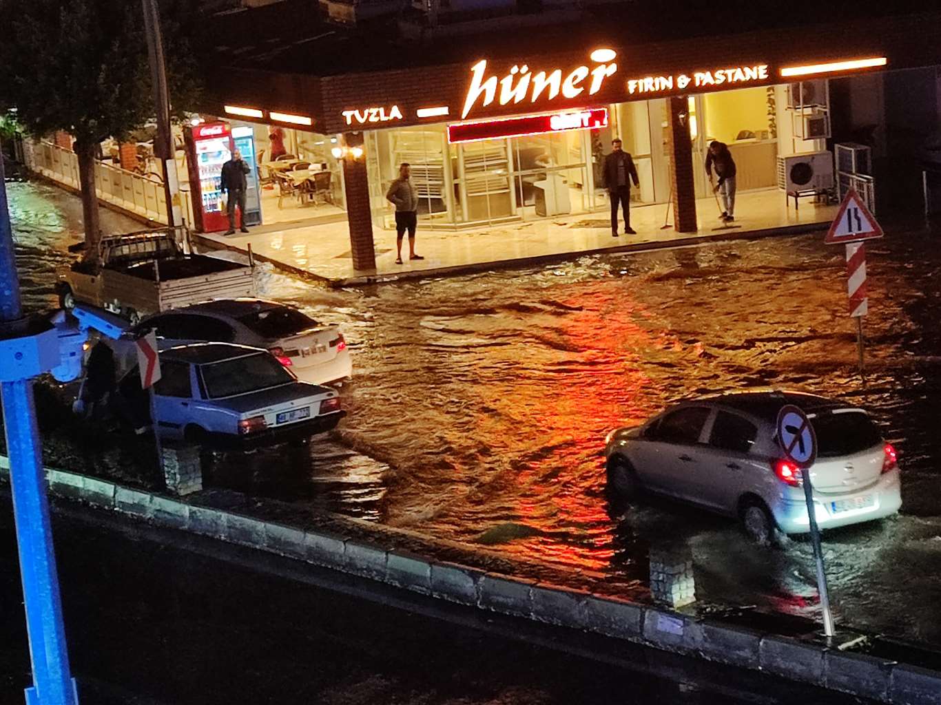  Fethiye'de sağanak yağış yolları göle çevirdi haberi