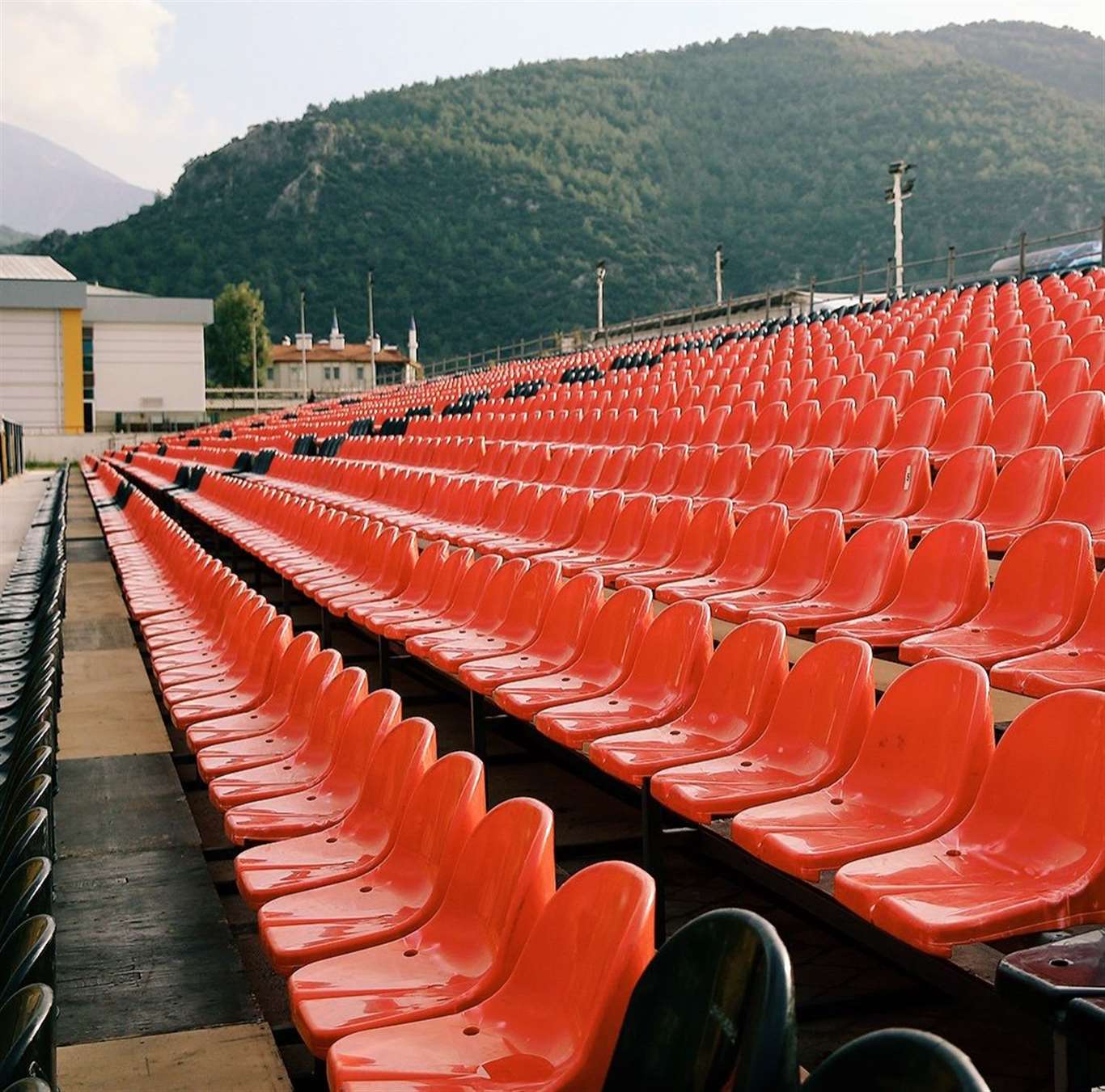 Fethiyespor - Galatasaray maçı öncesi 3 bin kişilik portatif tribün kuruldu haberi