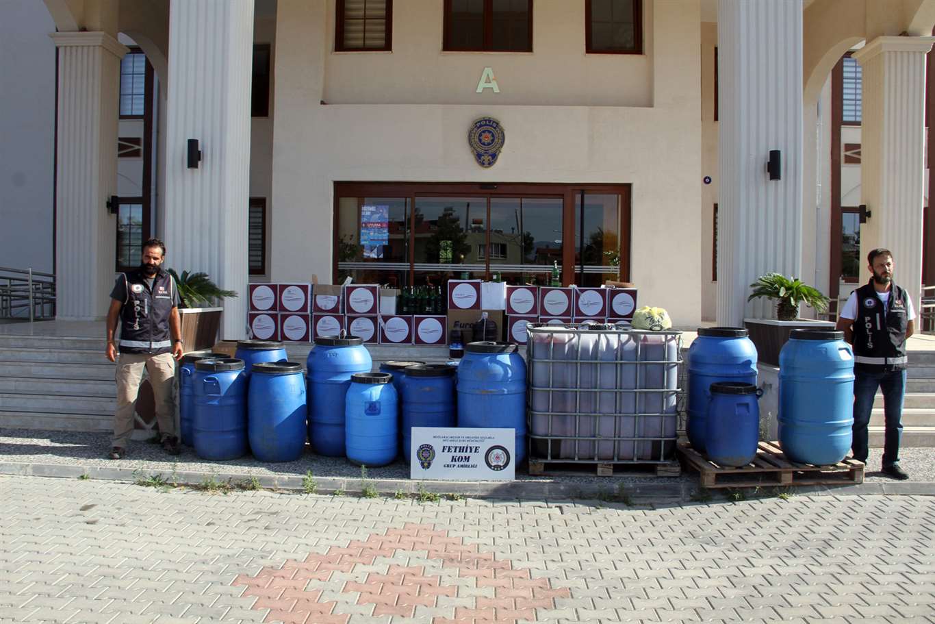             Fethiye'de 2 bin 400 litre sahte şarap ele geçirildi haberi