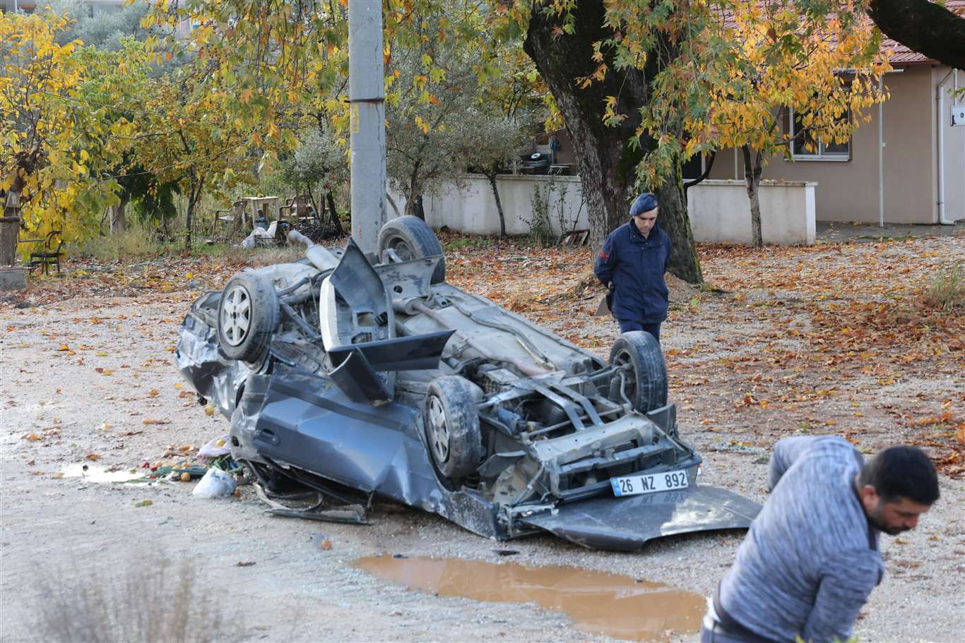 Fiat Tofaş otomobil kağıt gibi ezildi: 3 yaralı haberi