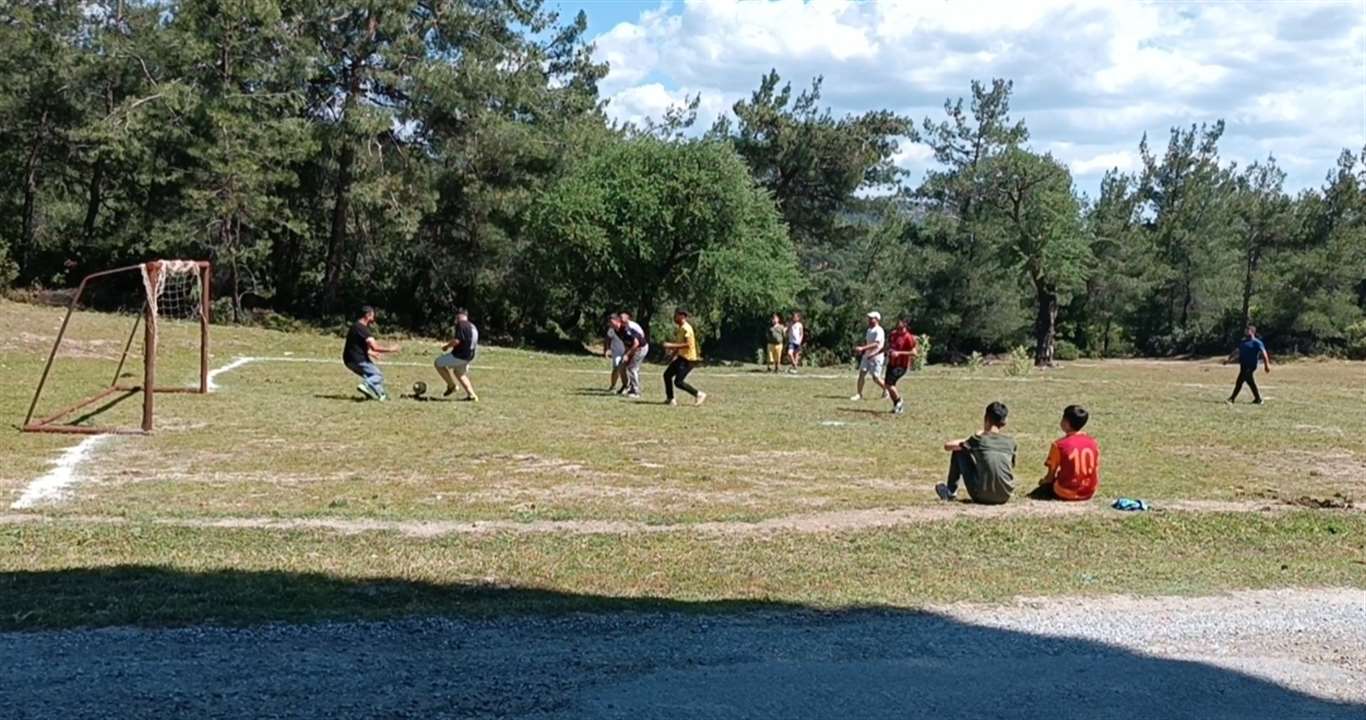 Futbol sevgisi engel tanımadı: Boş arsa saha oldu haberi