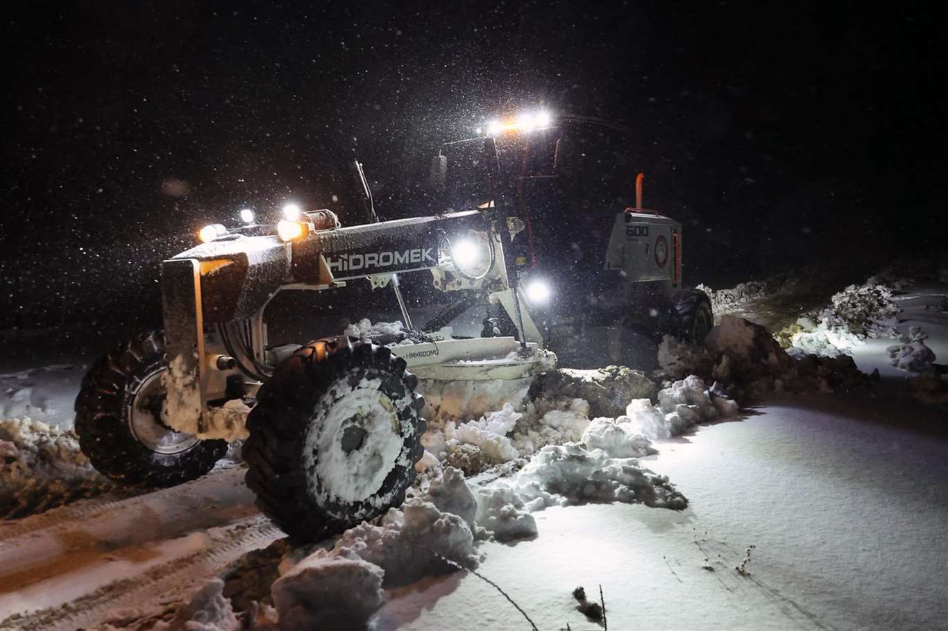  Menteşe Belediyesi ekipleri gece boyunca kar ile mücadele etti haberi