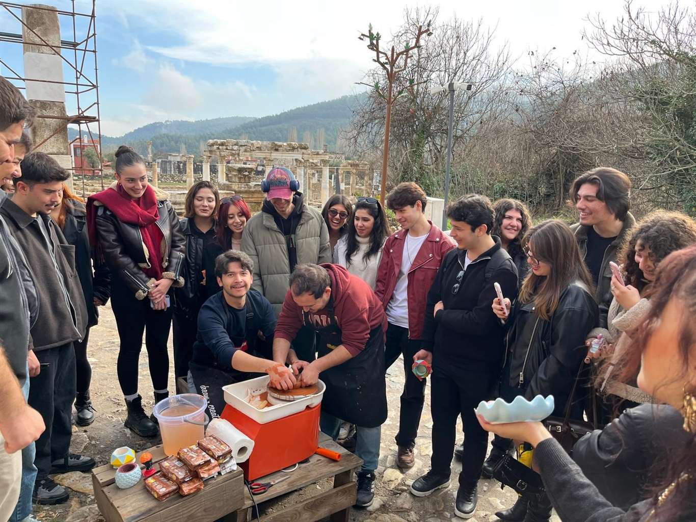 Genç eller geçmişin izlerini seramik ile şekillendirdi haberi