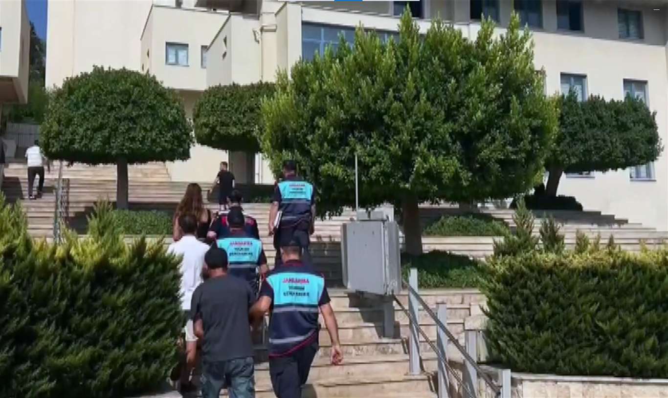       Lüks yatla göçmenleri turist kimliğiyle kaçırırken yakalandılar haberi