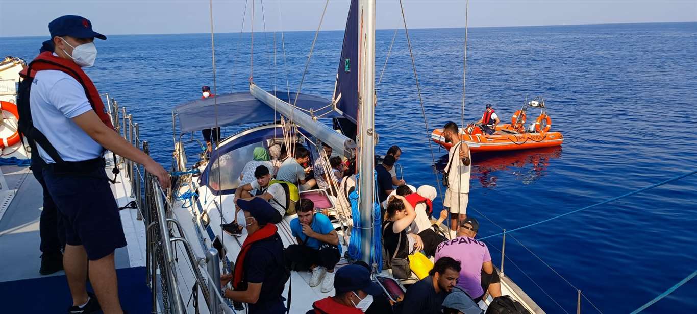       Bir günde 136 göçmen karaya çıkarıldı haberi