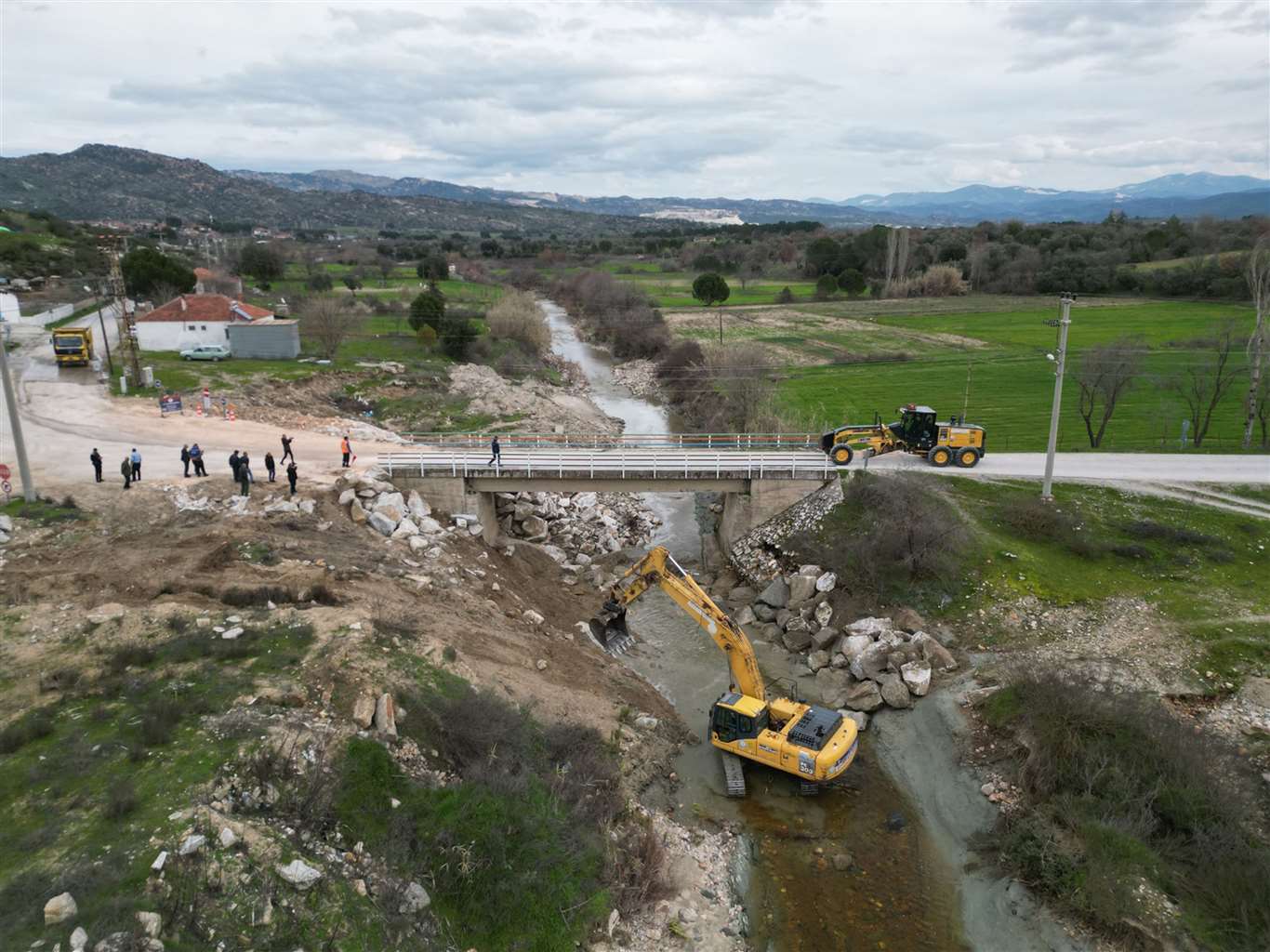  Yağışlarda çökme yaşanan köprü Büyükşehir ekiplerince yapılıyor haberi