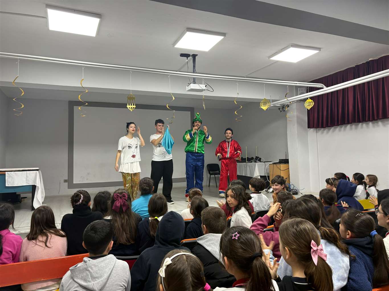 Menteşe'de gönüllü gençler Hacivat ve Karagöz'ü okullara taşıdı haberi