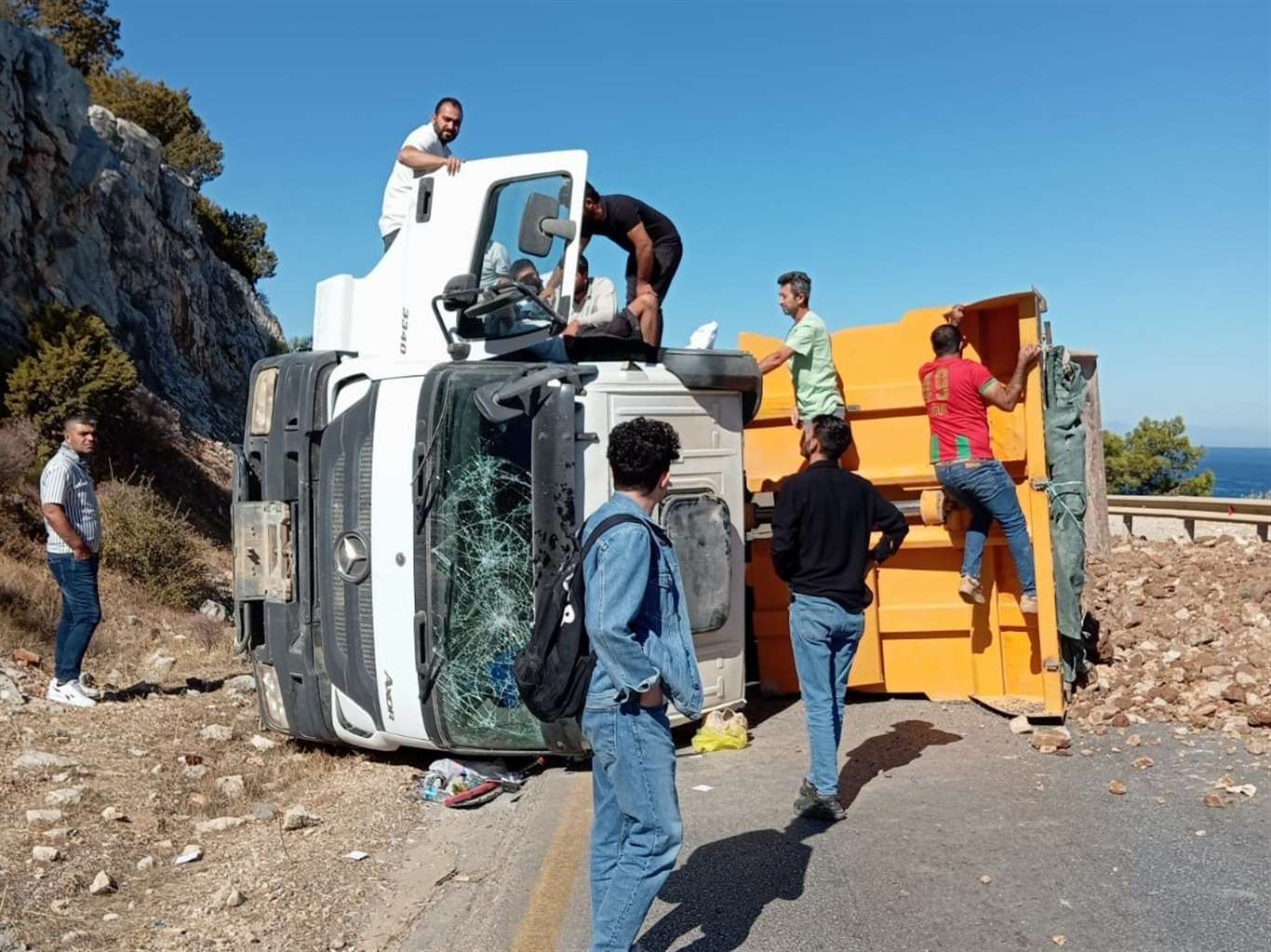 Hafriyat kamyonu devrildi, yol 2 saat trafiğe kapandı haberi