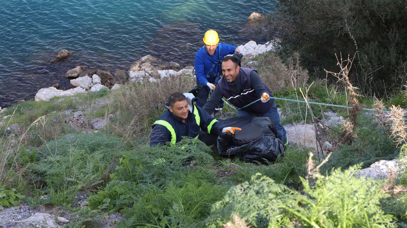 Halatla inerek çöp topladılar haberi