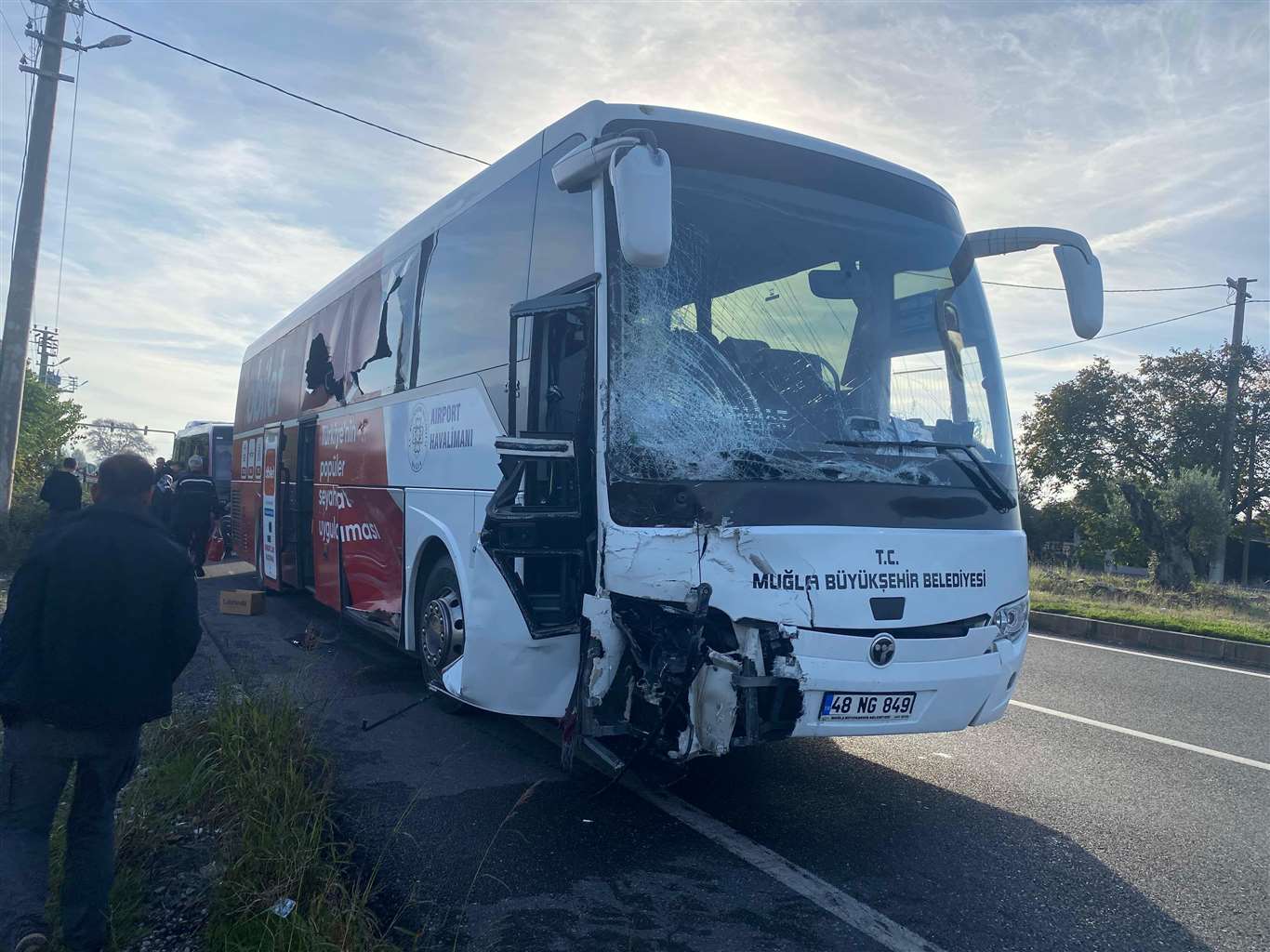 Havalimanı otobüsü ile minibüs çarpıştı: 2 yaralı haberi