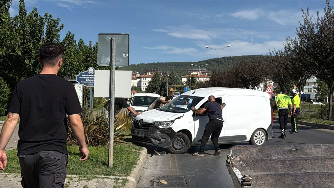 Menteşe'de iki araç çarpıştı: araçlarda ciddi hasar oluştu haberi