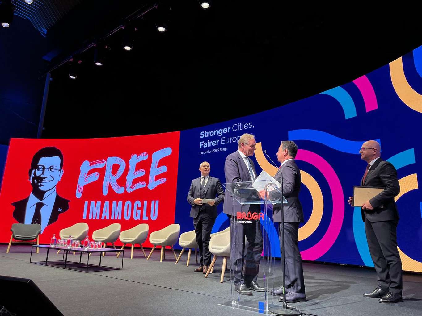 İmamoğlu'na demokrasi ödülünü Aras teslim aldı haberi