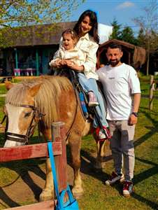  İstanbul'un yoğunluğundan bunalan aile, şehri terk edip doğada yaşamaya başladı haberi