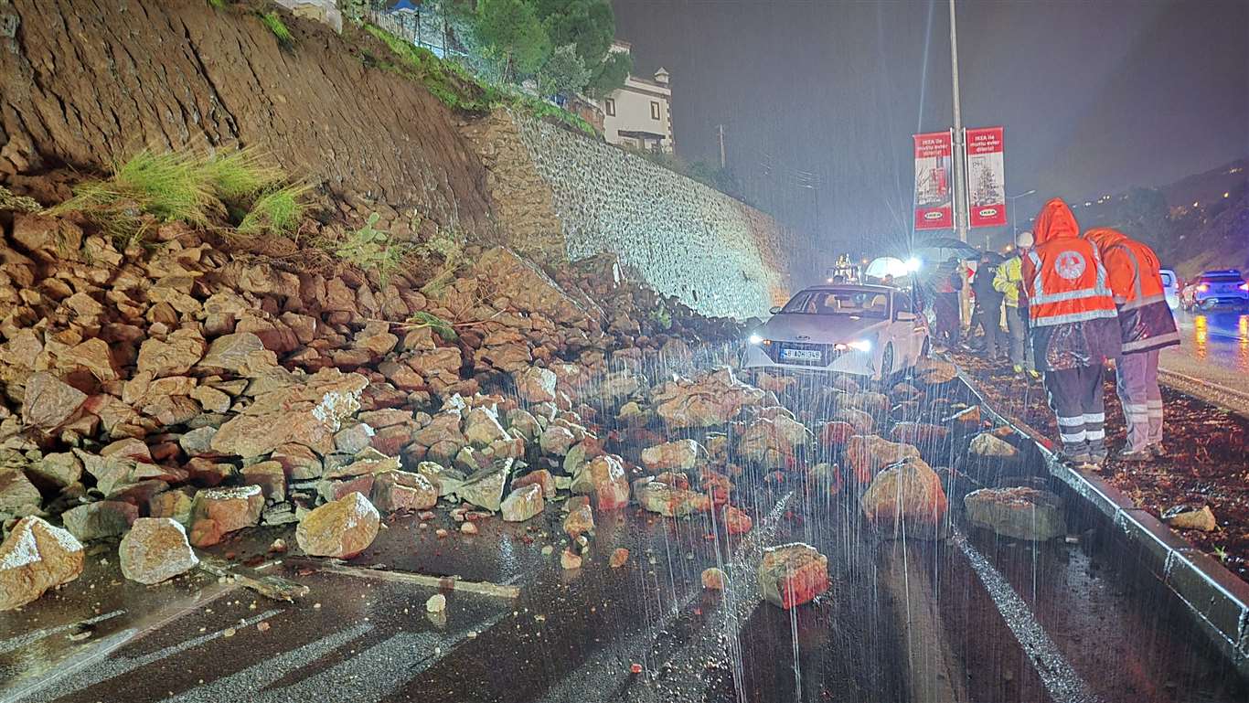  Bodrum'da istinat duvarı karayoluna çöktü haberi