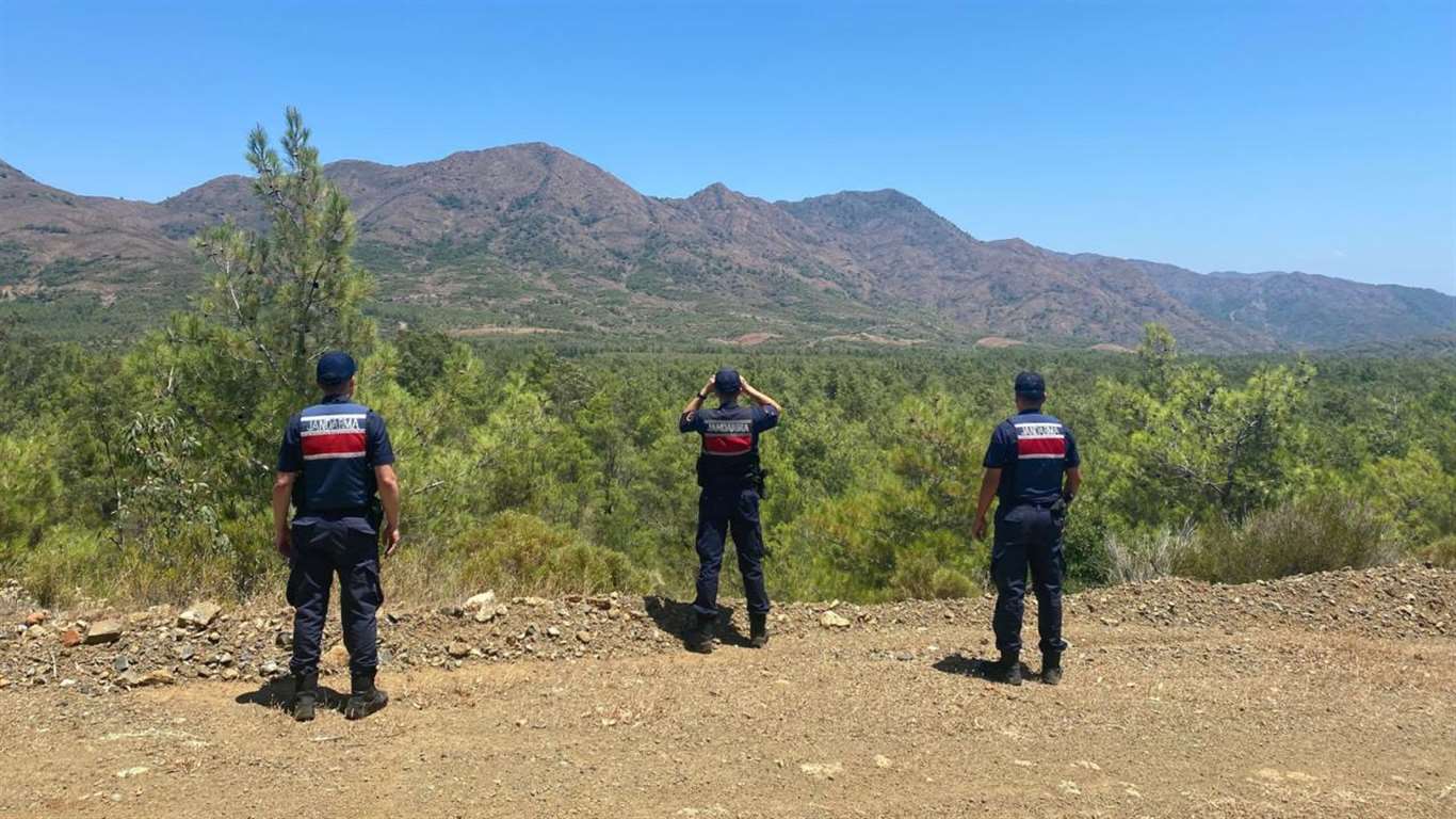       Datça'da ormanlık alana izinsiz giren 3 kişiye idari işlem uygulandı haberi